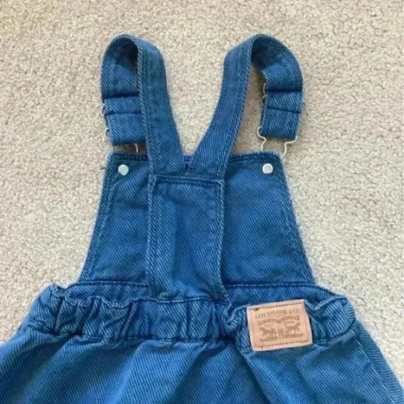 ⭐️ Levi’s denim overall dress in size kids 4-5 - Picture 4 of 6